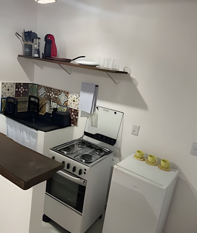 Apartamento 06 sala e cozinha com quarto superior com escada