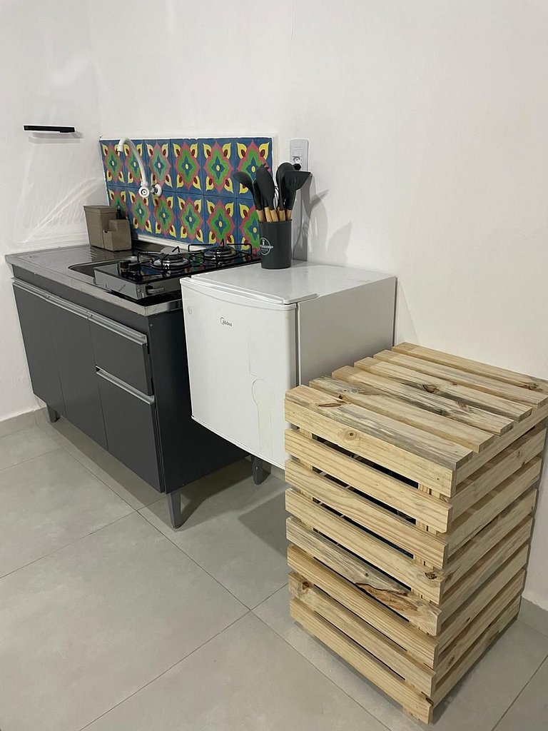 Apartamento 04 - Sala e cozinha, quarto superior com escadas