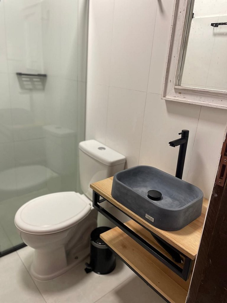 Apartamento 04 - Sala e cozinha, quarto superior com escadas
