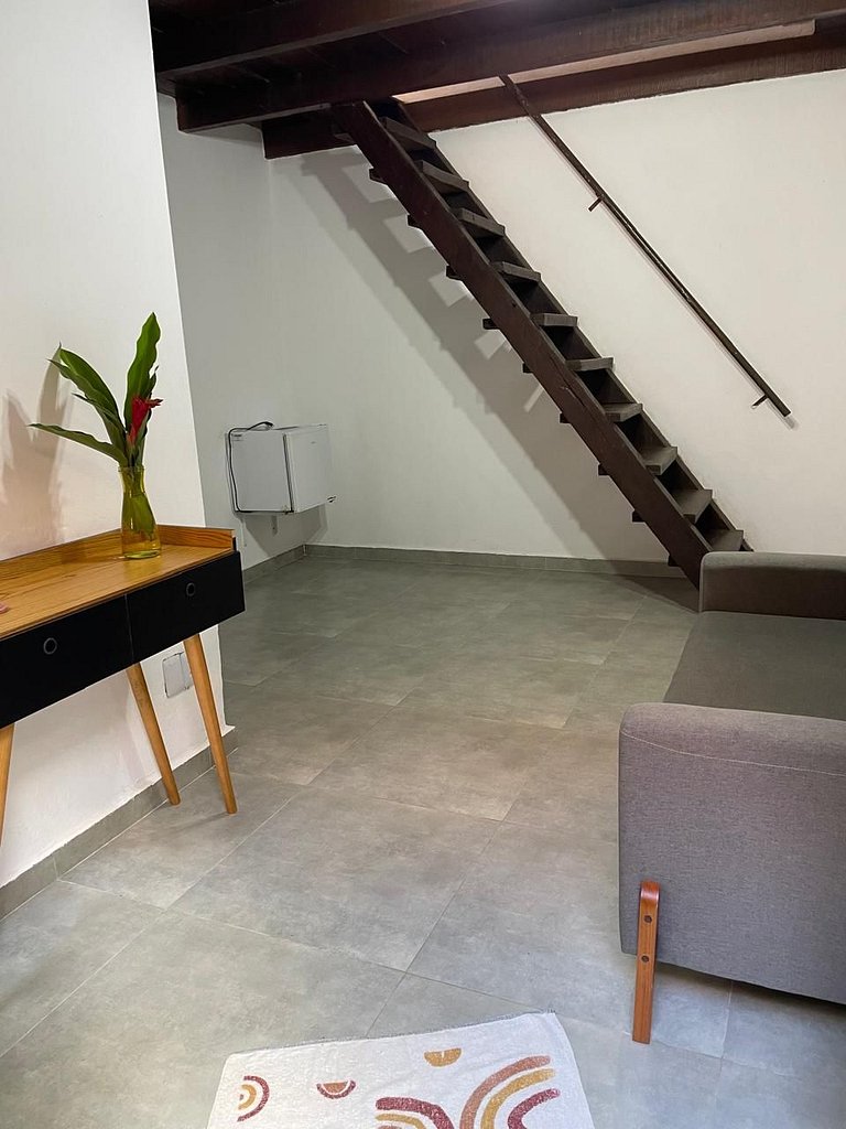 Apartamento 05 - Sala e Mezanino com escadas
