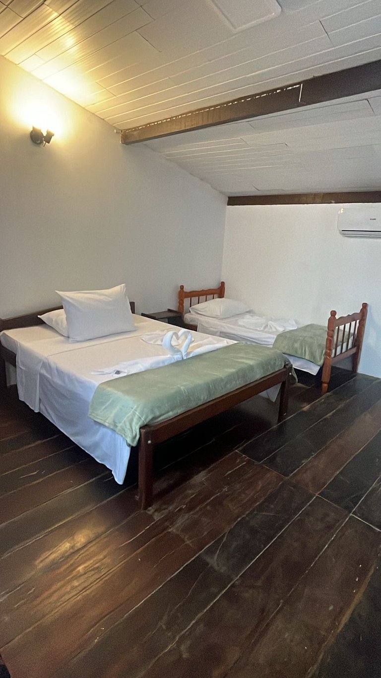 Apartamento 05 - Sala e Mezanino com escadas