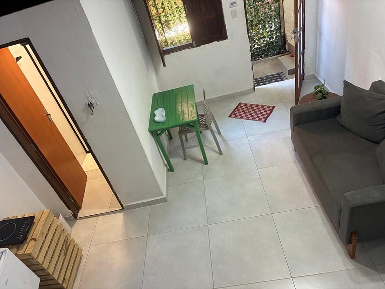 Apartamento 04 - Sala e cozinha, quarto superior com escadas