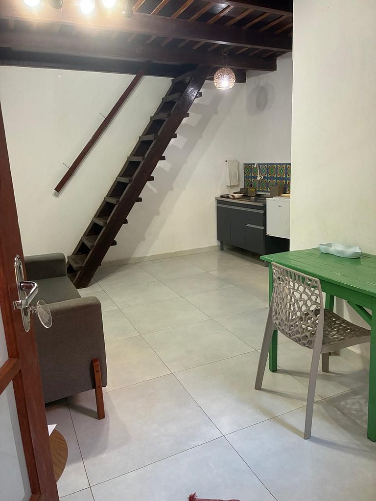 Apartamento 04 - Sala e cozinha, quarto superior com escadas