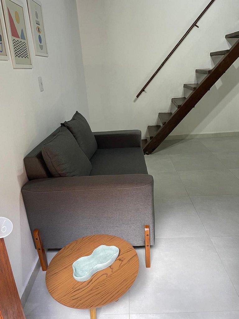 Apartamento 06 sala e cozinha com quarto superior com escada