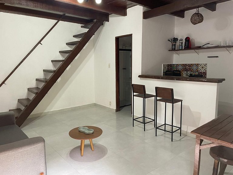 Apartamento 06 sala e cozinha com quarto superior com escada