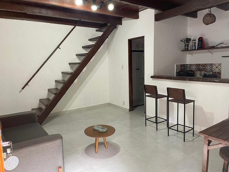 Apartamento 06 sala e cozinha com quarto superior com escada