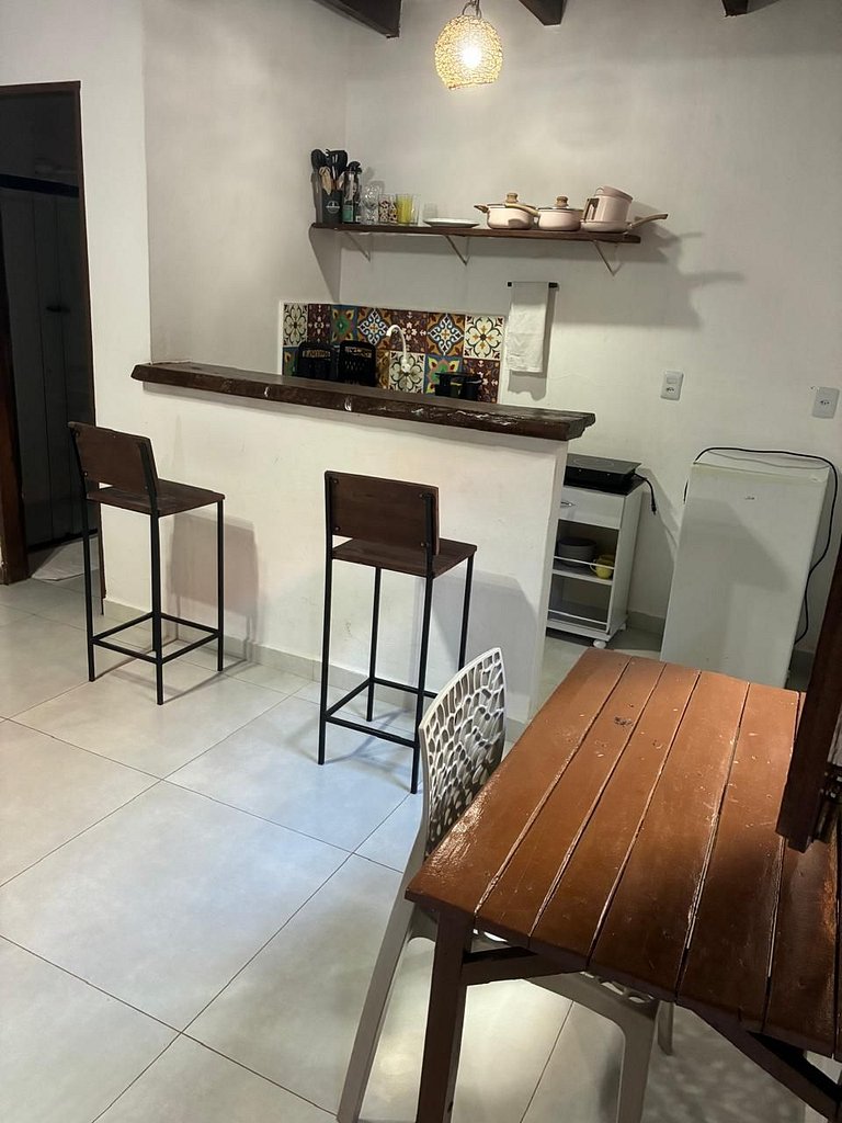 Apartamento 06 sala e cozinha com quarto superior com escada