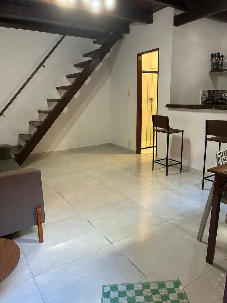 Apartamento 06 sala e cozinha com quarto superior com escada