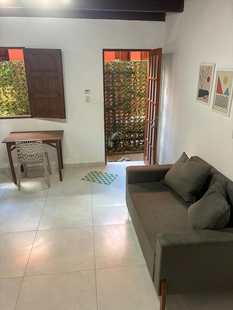 Apartamento 06 sala e cozinha com quarto superior com escada