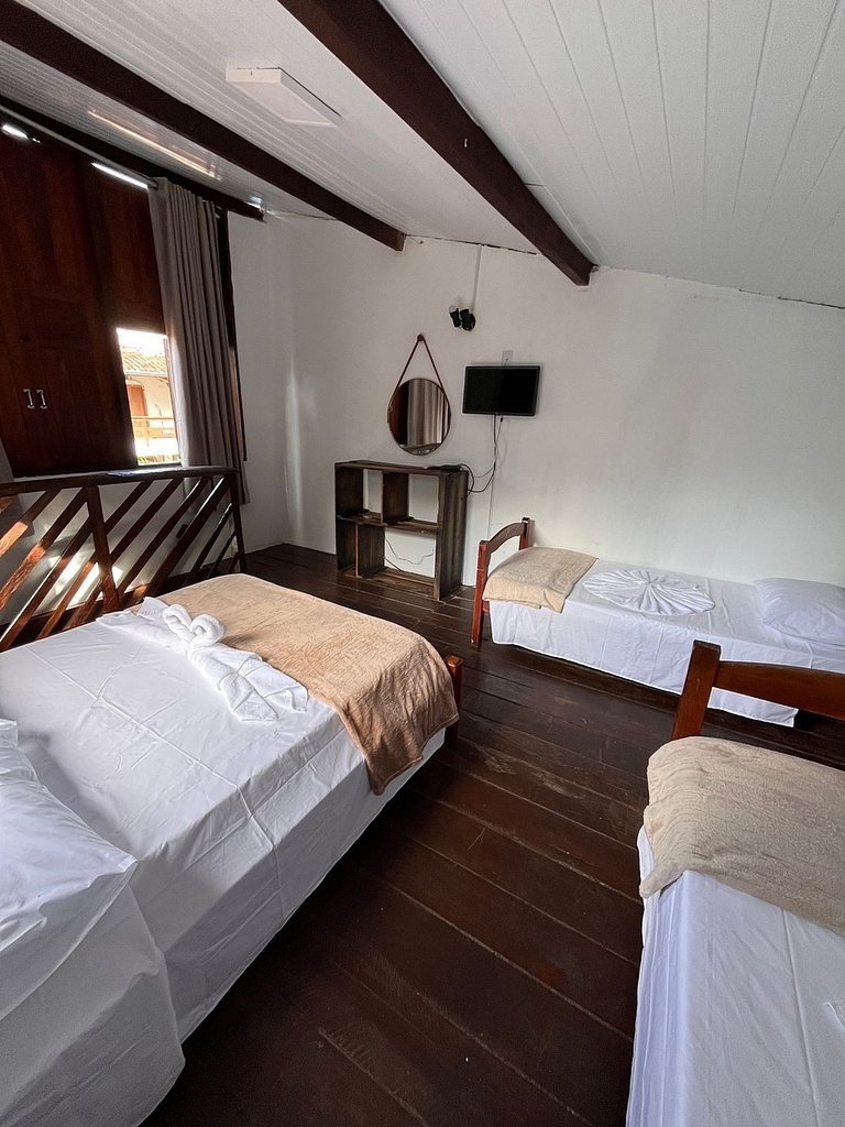 Apartamento 04 - Sala e cozinha, quarto superior com escadas