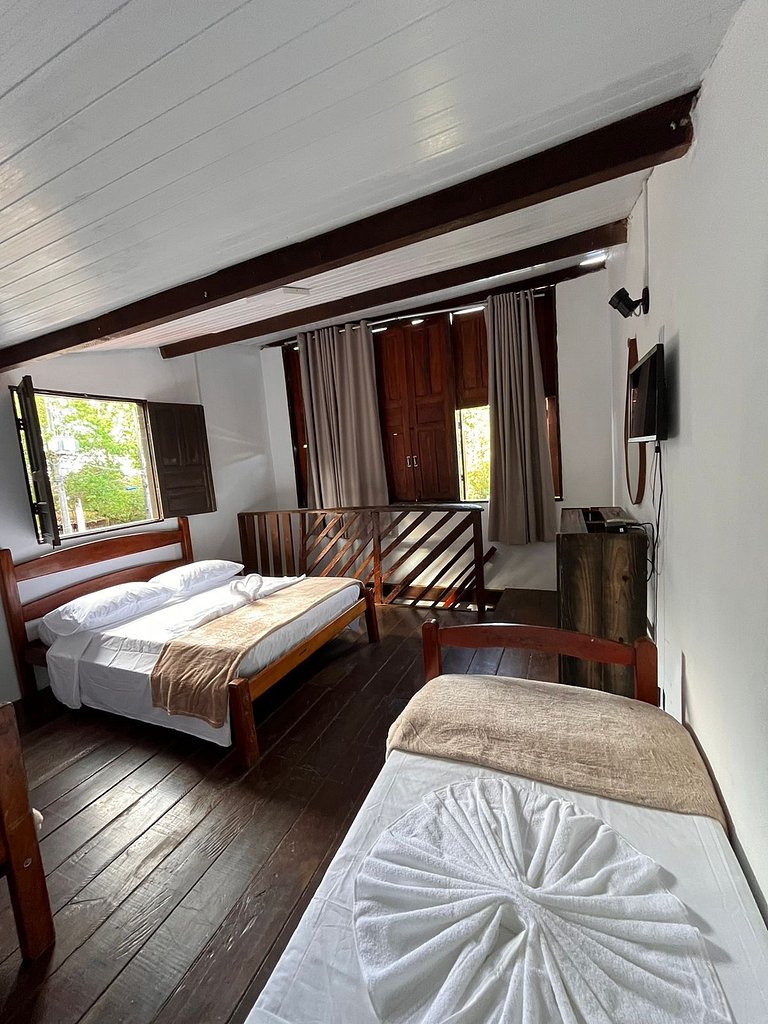 Apartamento 04 - Sala e cozinha, quarto superior com escadas