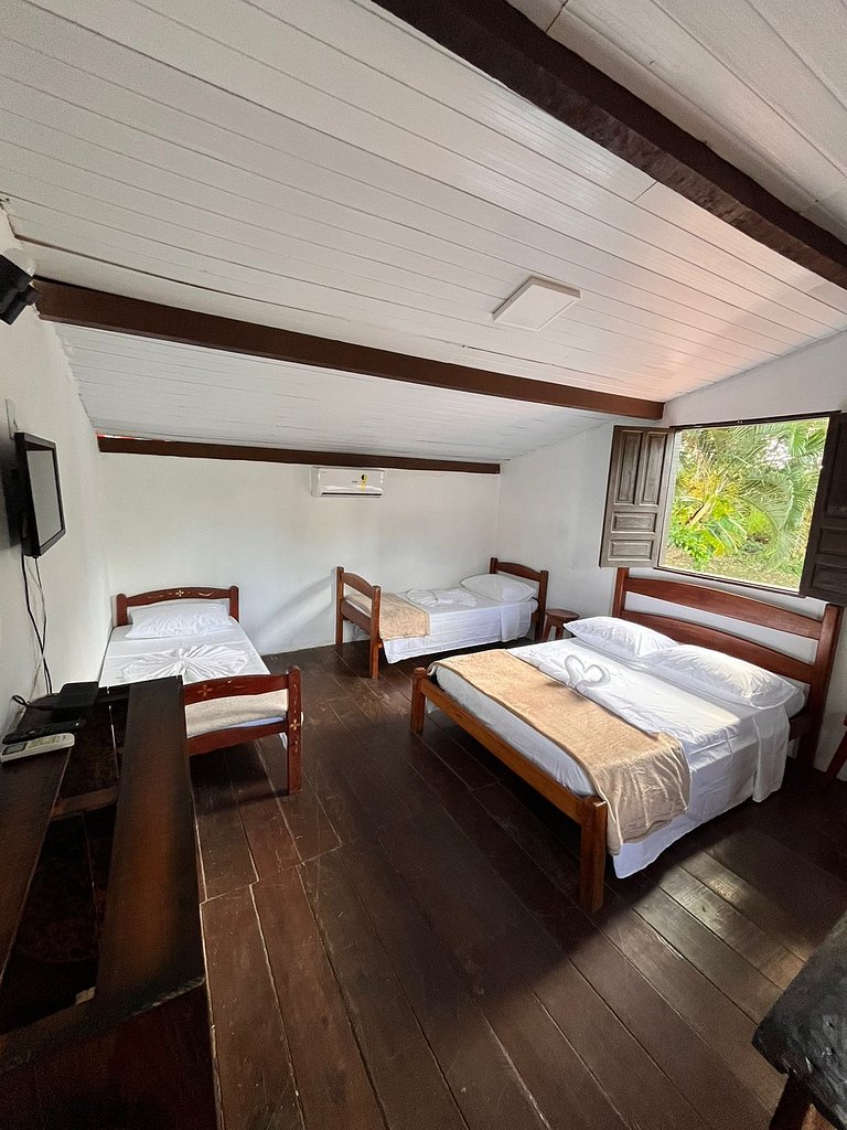 Apartamento 04 - Sala e cozinha, quarto superior com escadas