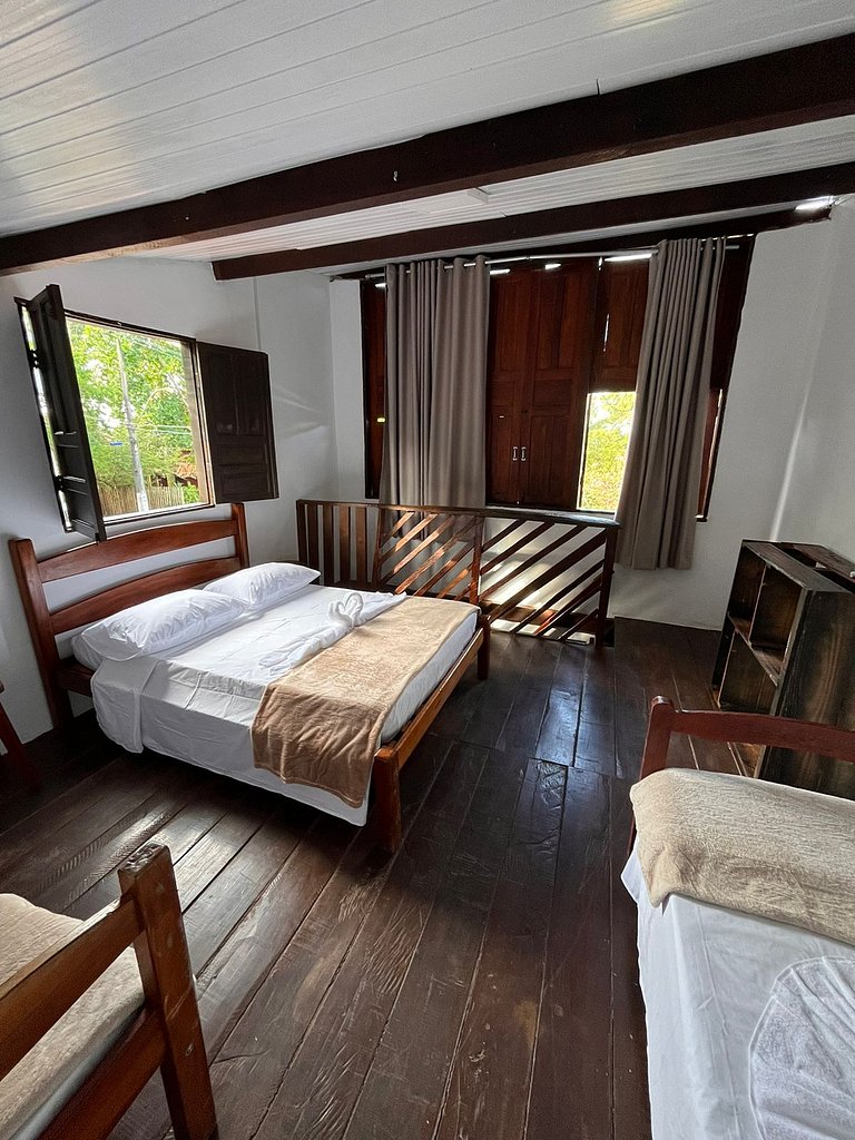 Apartamento 04 - Sala e cozinha, quarto superior com escadas