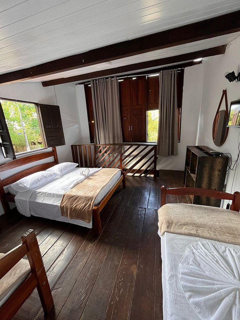 Apartamento 04 - Sala e cozinha, quarto superior com escadas