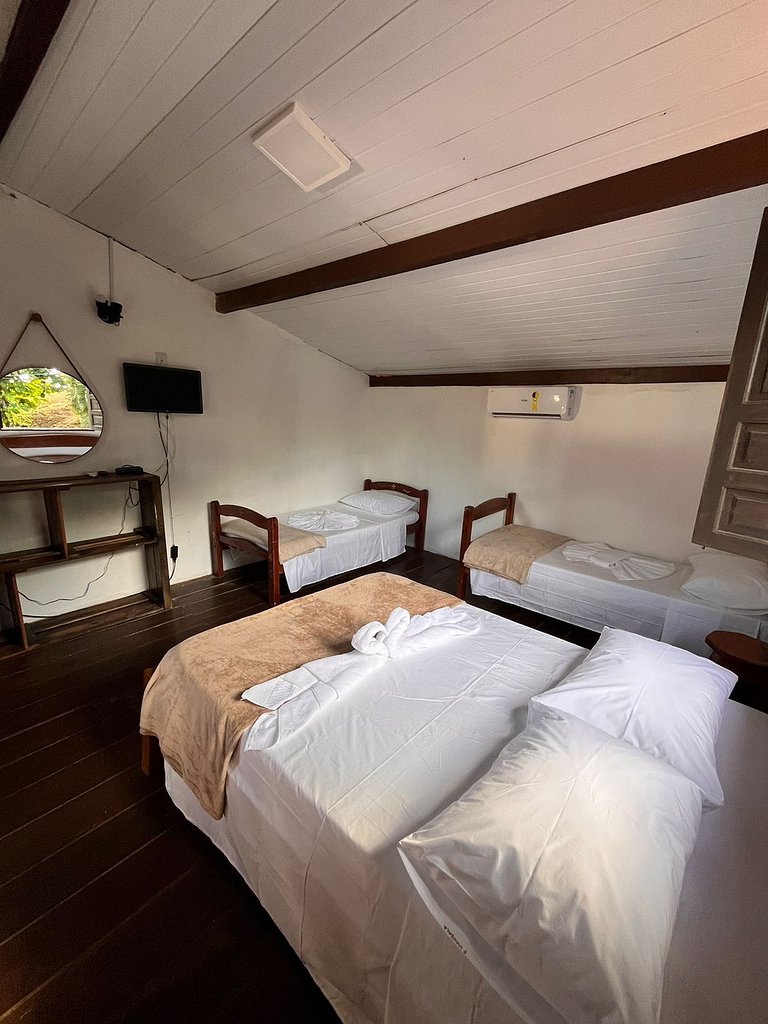 Apartamento 04 - Sala e cozinha, quarto superior com escadas