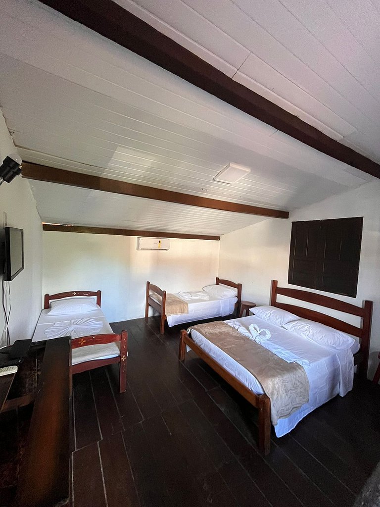 Apartamento 04 - Sala e cozinha, quarto superior com escadas