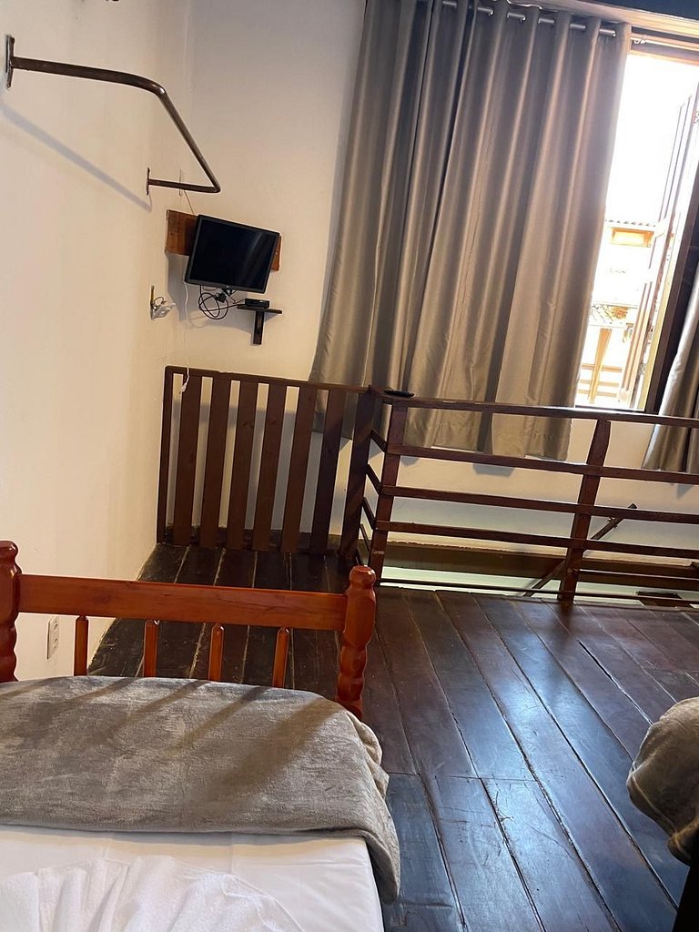 Apartamento 06 sala e cozinha com quarto superior com escada