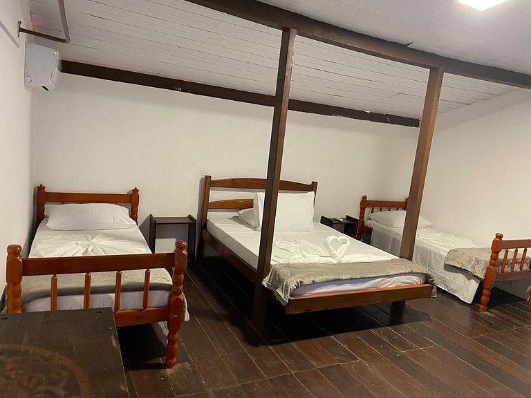 Apartamento 06 sala e cozinha com quarto superior com escada