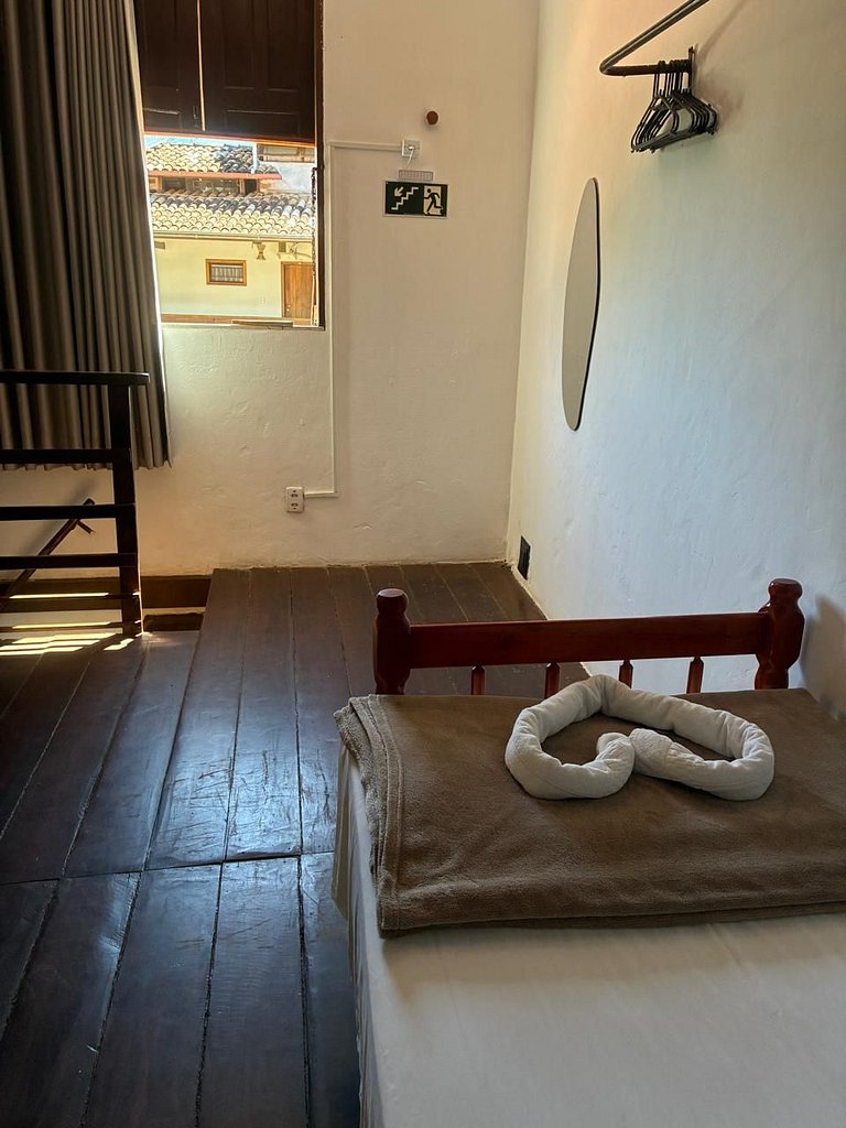 Apartamento 06 sala e cozinha com quarto superior com escada