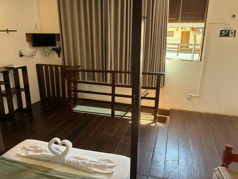 Apartamento 06 sala e cozinha com quarto superior com escada