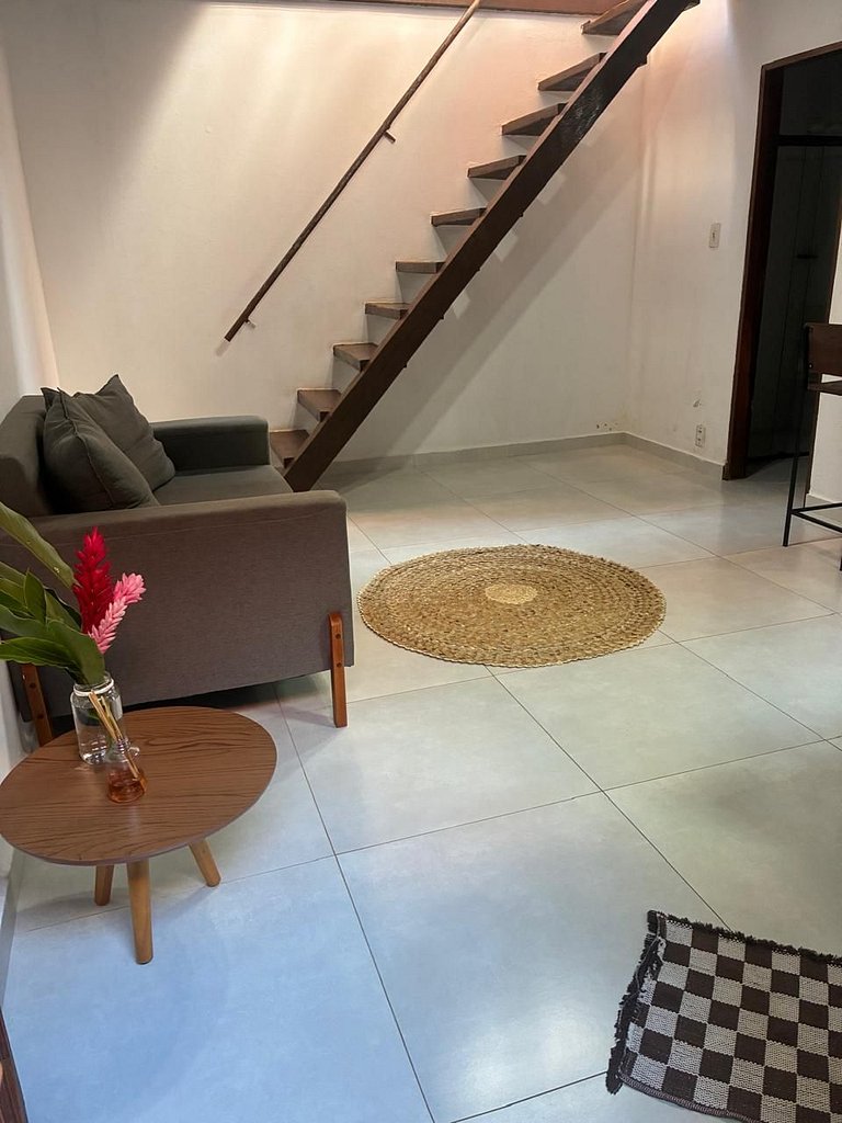 Apartamento 06 sala e cozinha com quarto superior com escada