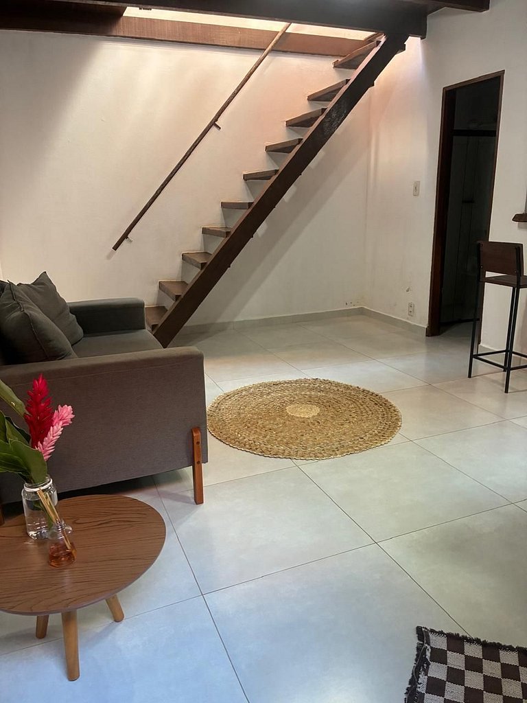 Apartamento 06 sala e cozinha com quarto superior com escada