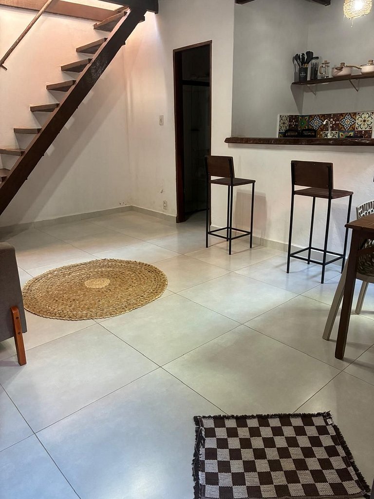 Apartamento 06 sala e cozinha com quarto superior com escada