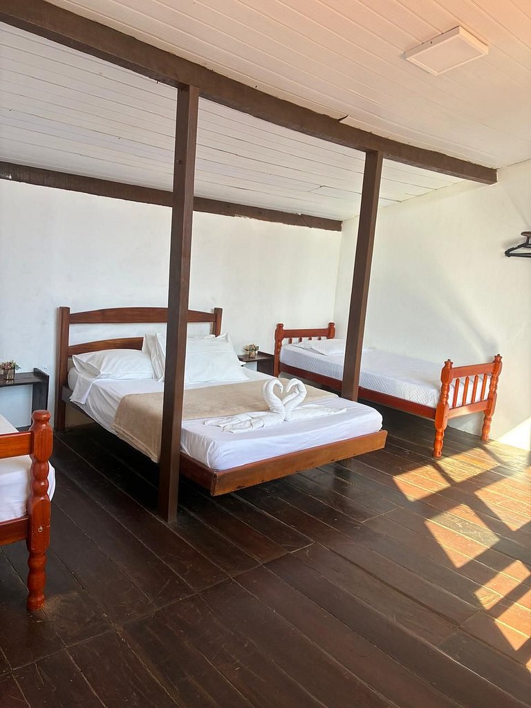 Apartamento 06 sala e cozinha com quarto superior com escada